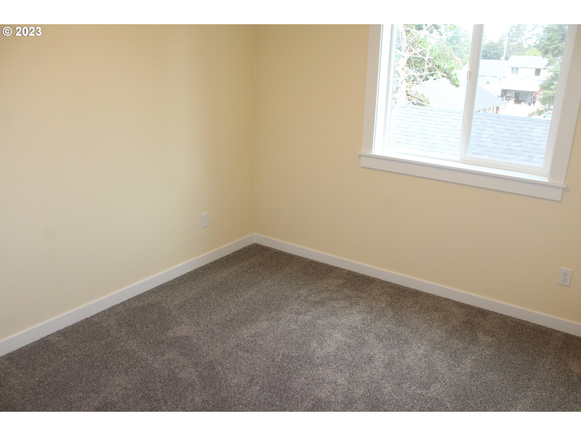 1384 10th Seaside, OR 97138 - Photo 21 of 36 a view of an empty room and window
