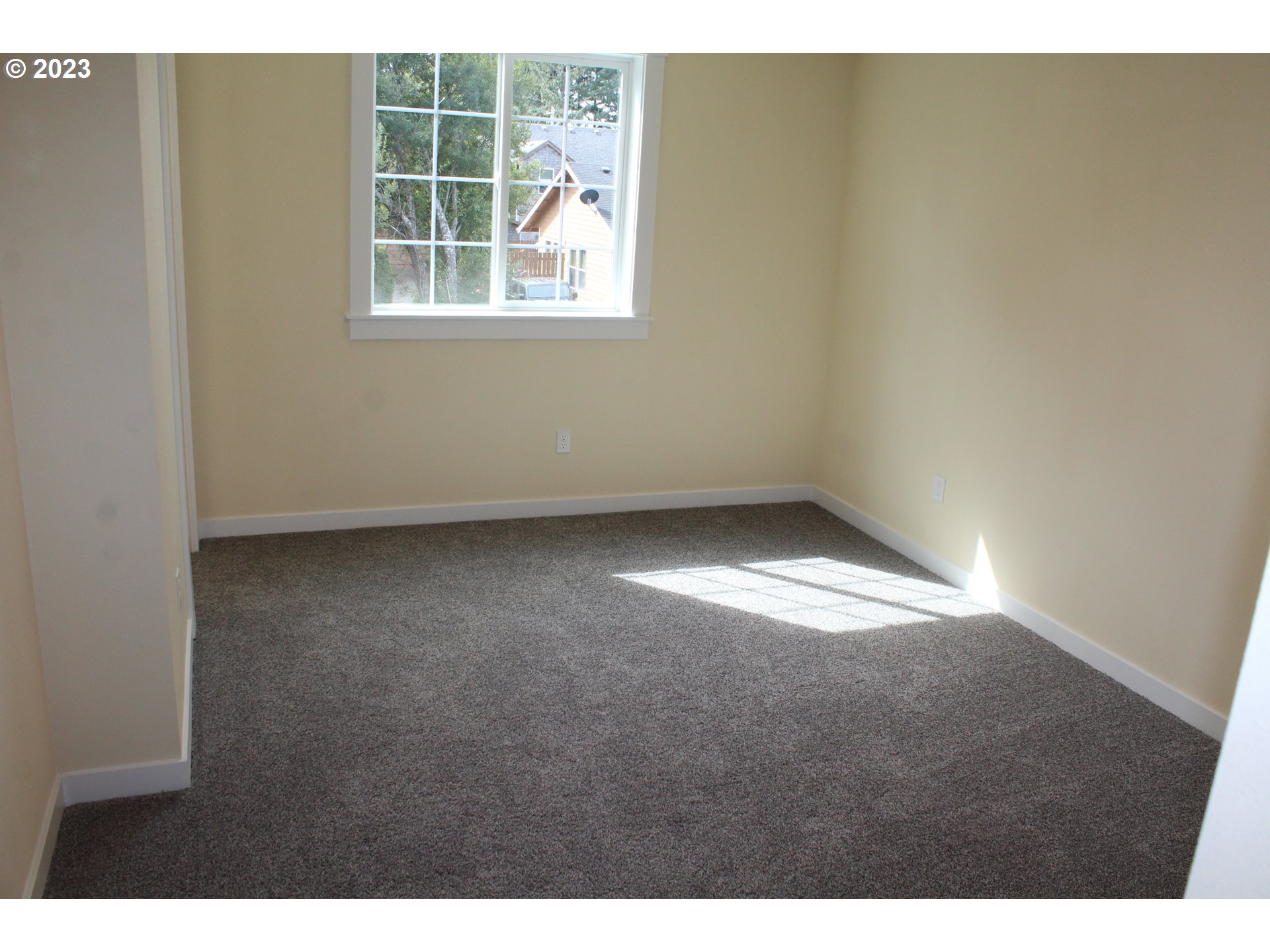 1384 10th Seaside, OR 97138 - Photo 4 of 36 a view of empty room with window