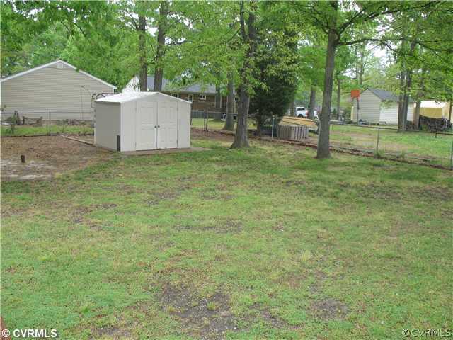 11612 Genito Road Midlothian, VA 23112 - Photo 9 of 12 a backyard of a house with lots of green space