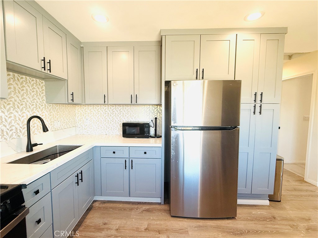 14080 Mohawk Road Apple Valley, CA 92307 - Photo 10 of 26 Stainless steel appliances included
