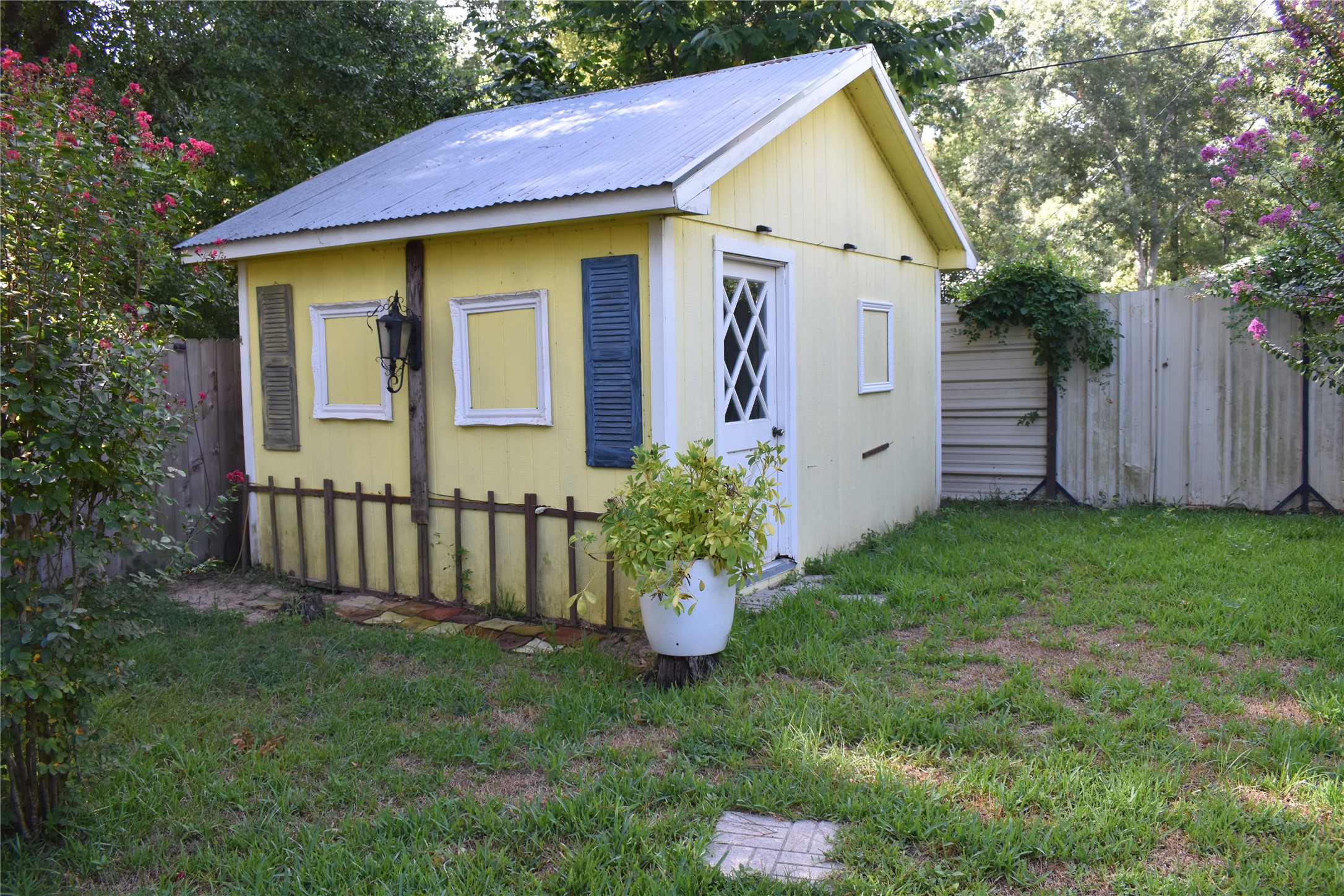 302 Arrowhead Drive Conroe, TX 77316 - Photo 11 of 23 a view of a house with backyard and garden