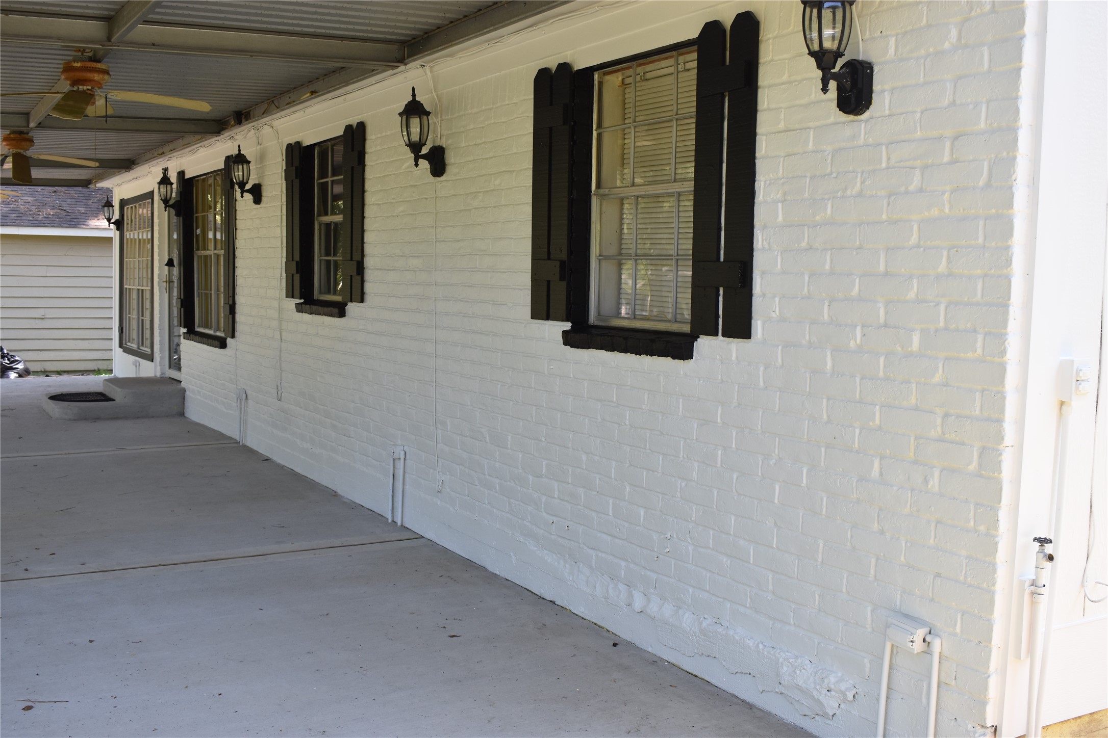 302 Arrowhead Drive Conroe, TX 77316 - Photo 6 of 23 a view of entryway