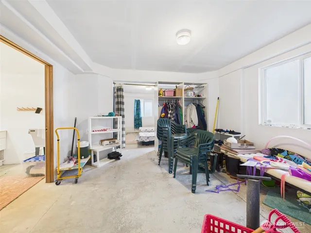 a view of livingroom with furniture