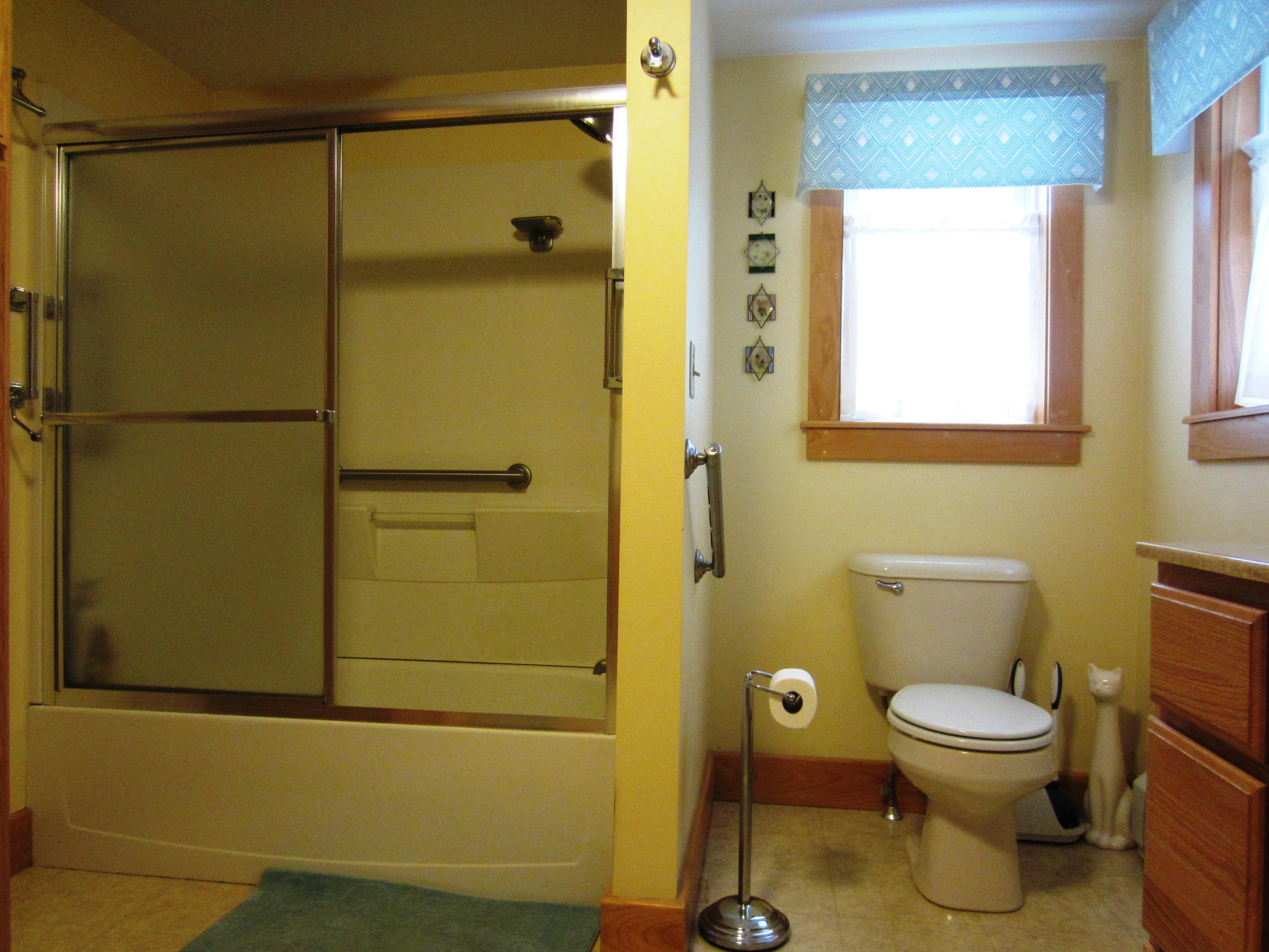 19 Auburn Street Springvale, ME 04083 - Photo 16 of 29 Bathroom2