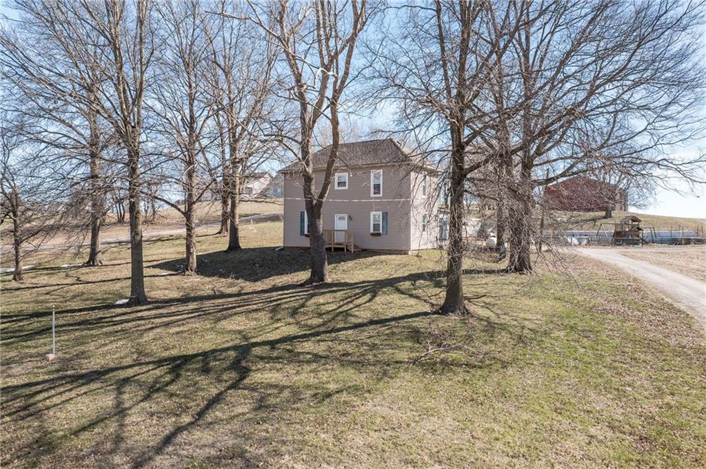 9133 Southeast 40th Road St. Joseph, MO 64507 - Photo 2 of 34