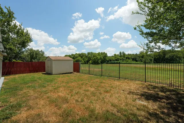 a view of a backyard