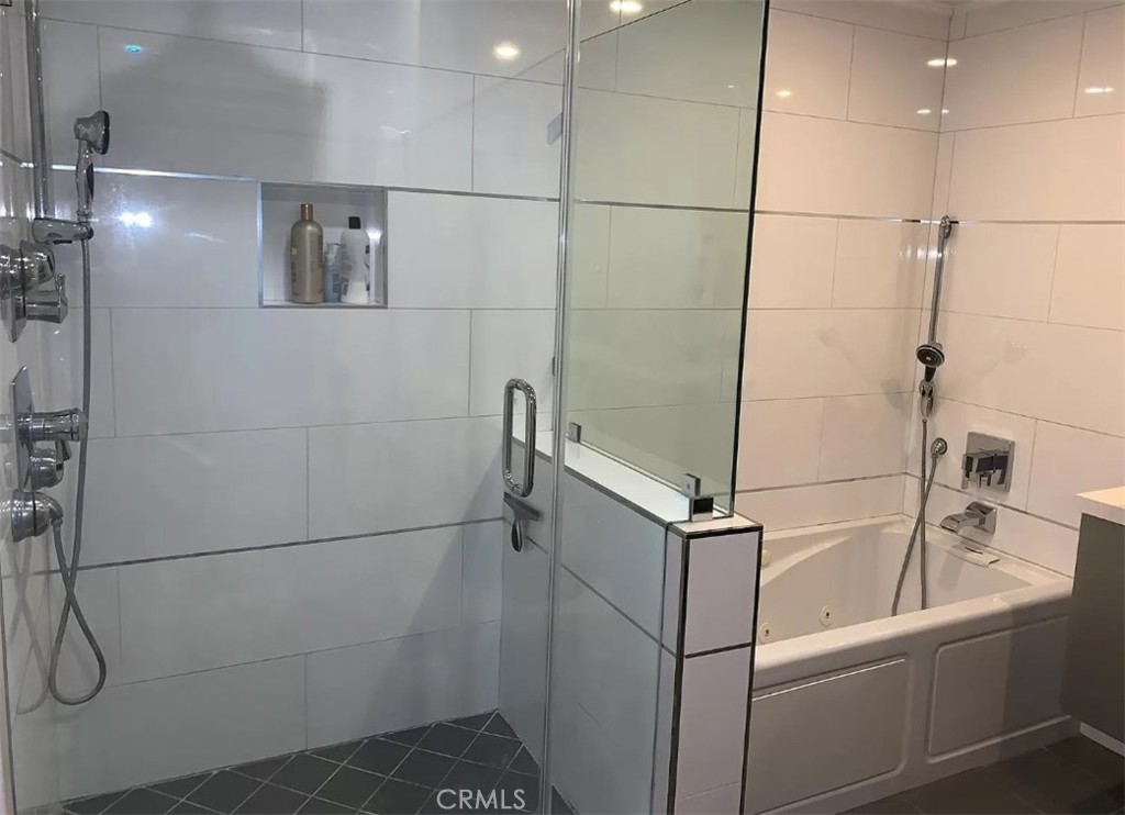 1338 North Jackson Street Glendale, CA 91207 - Photo 19 of 24 a bathroom with a bathtub and mirror