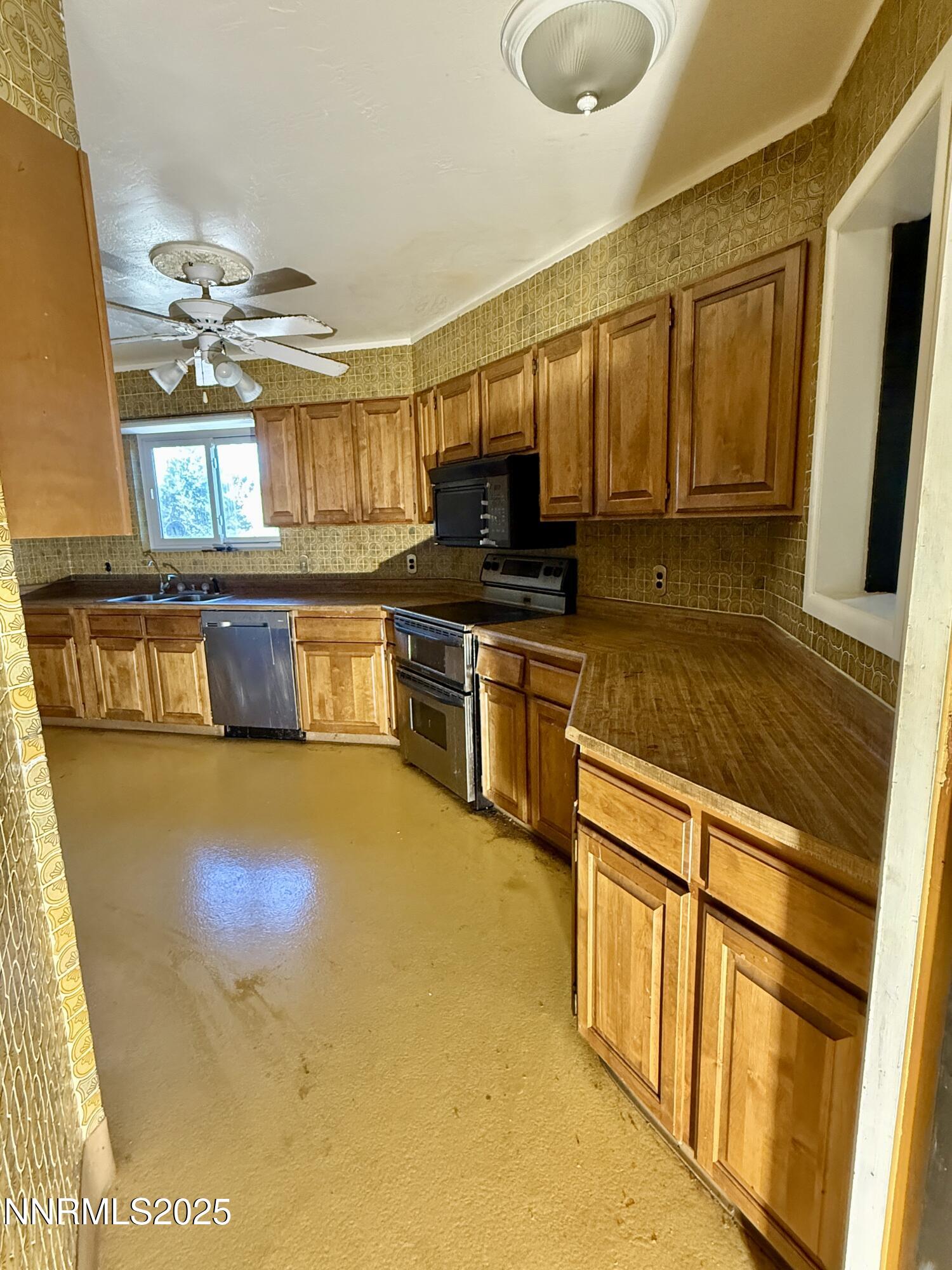 10160 Blackhawk Drive Reno, NV 89508 - Photo 35 of 43 a kitchen with stainless steel appliances granite countertop a refrigerator a stove and a sink