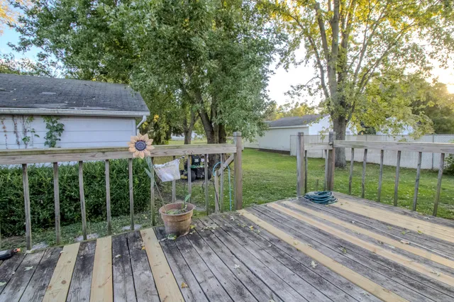 a view of a house with backyard
