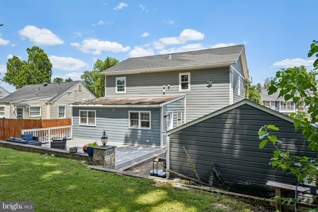 a view of house with a yard