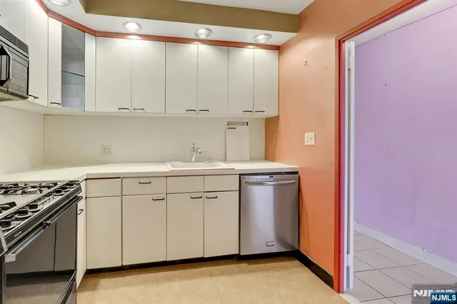 $157,000 | 5 Horizon Road, Unit 907, Fort Lee, NJ 07024