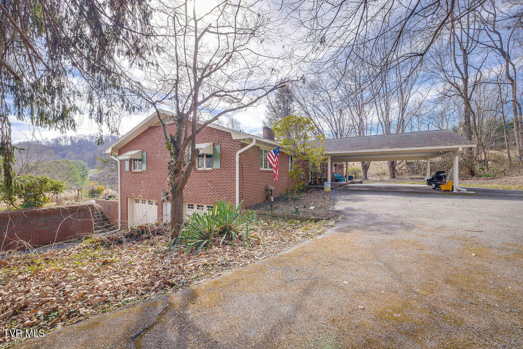 250 Hummingbird Lane Unicoi, TN 37692 - Photo 4 of 51 004