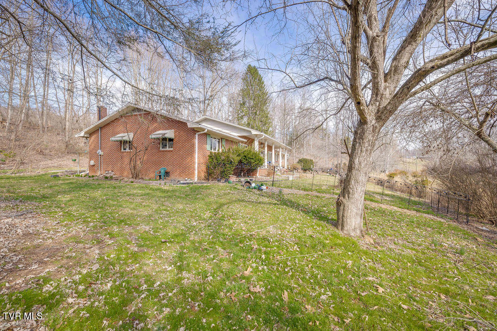 250 Hummingbird Lane Unicoi, TN 37692 - Photo 7 of 51 007