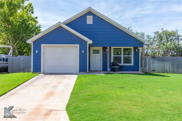 a view of front of a house with a yard