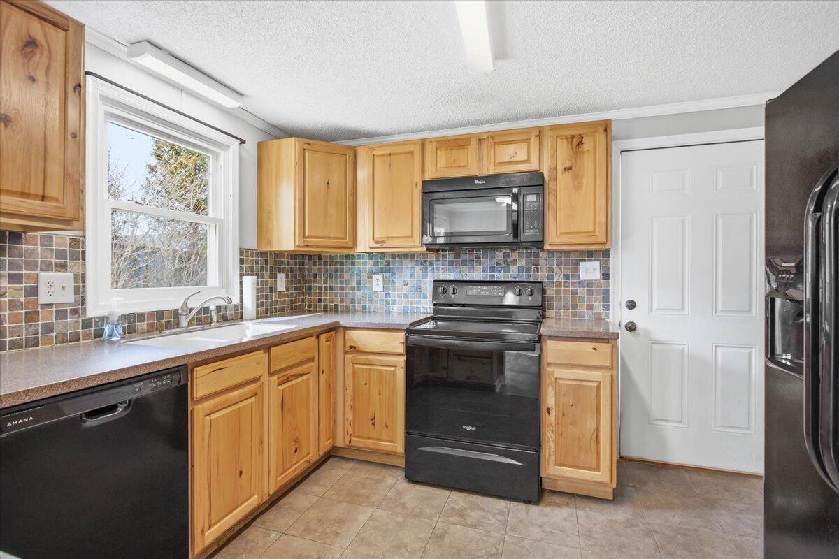 1249 Blue Ridge Turnpike Fincastle, VA 24090 - Photo 13 of 29 a kitchen with a sink stove and microwave