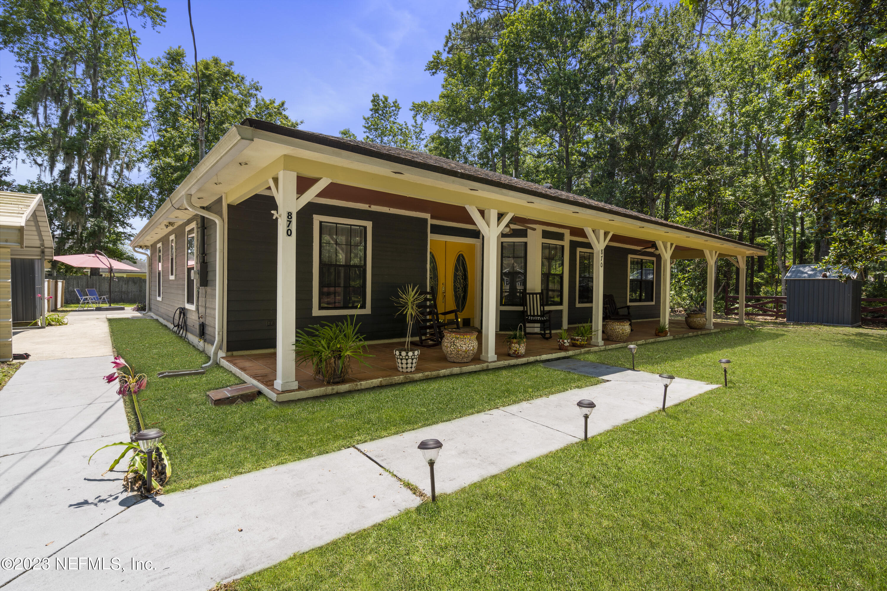 a view of a house with backyard