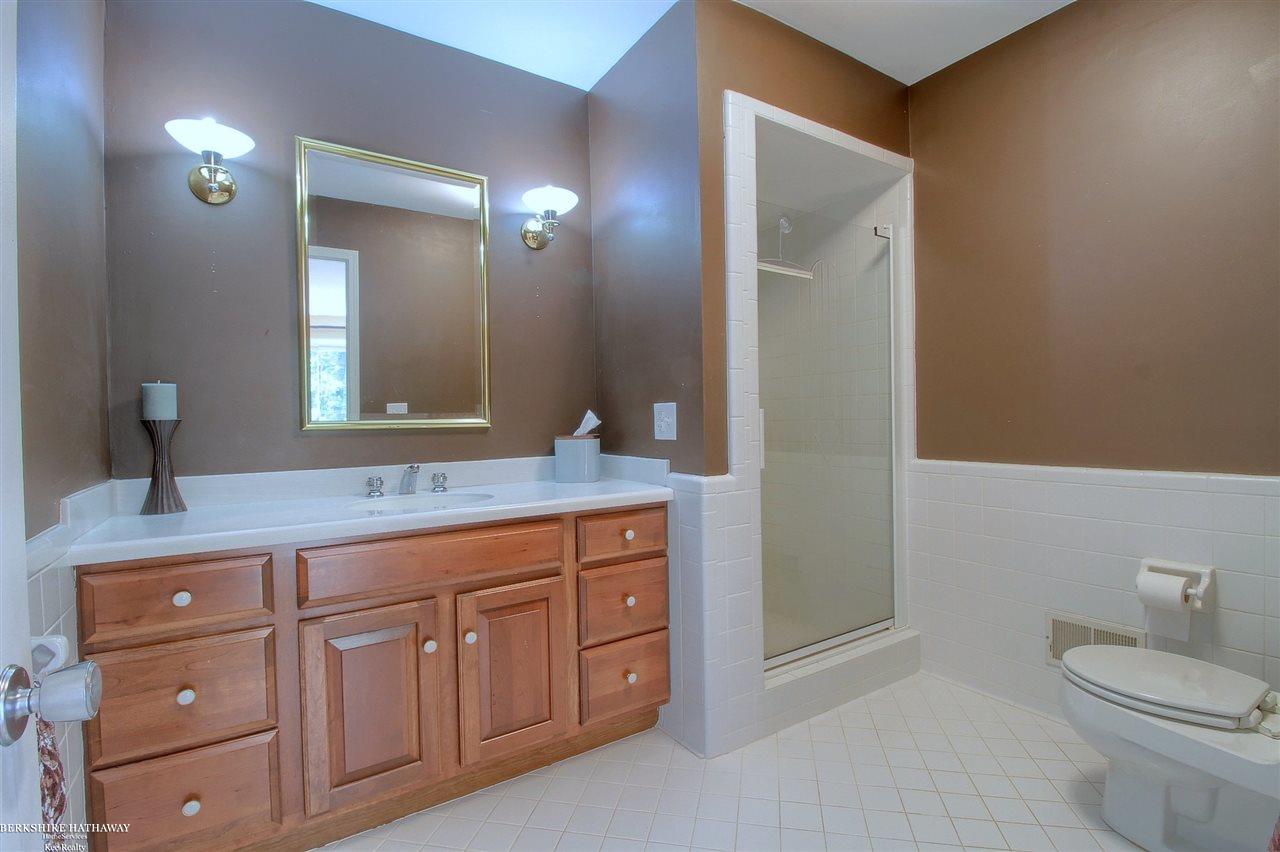 1610 East Gunn Road Rochester, MI 48306 - Photo 20 of 38 Main Bathroom