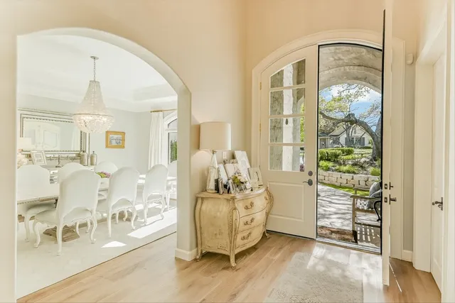 a view of a livingroom with furniture and a dining table