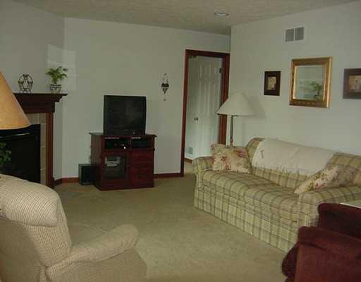 139 Ohare Road Canonsburg, PA 15317 - Photo 2 of 8 Living Room.
