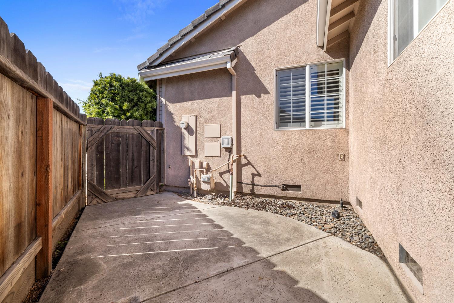 1084 Eastburg Court Ripon, CA 95366 - Photo 41 of 46 a backyard of a house with table and chairs