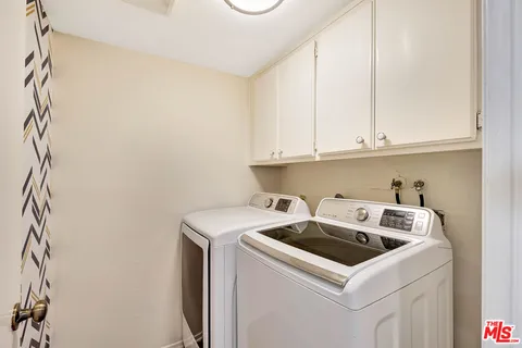 a view of utility room with washer and dryer