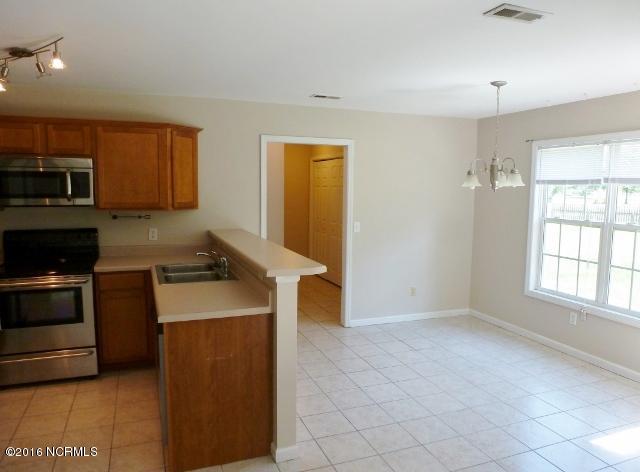 170 Lee Rogers Road Hubert, NC 28539 - Photo 4 of 24 Breakfast Nook (640x472)