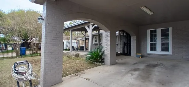 a view of entryway with a garden