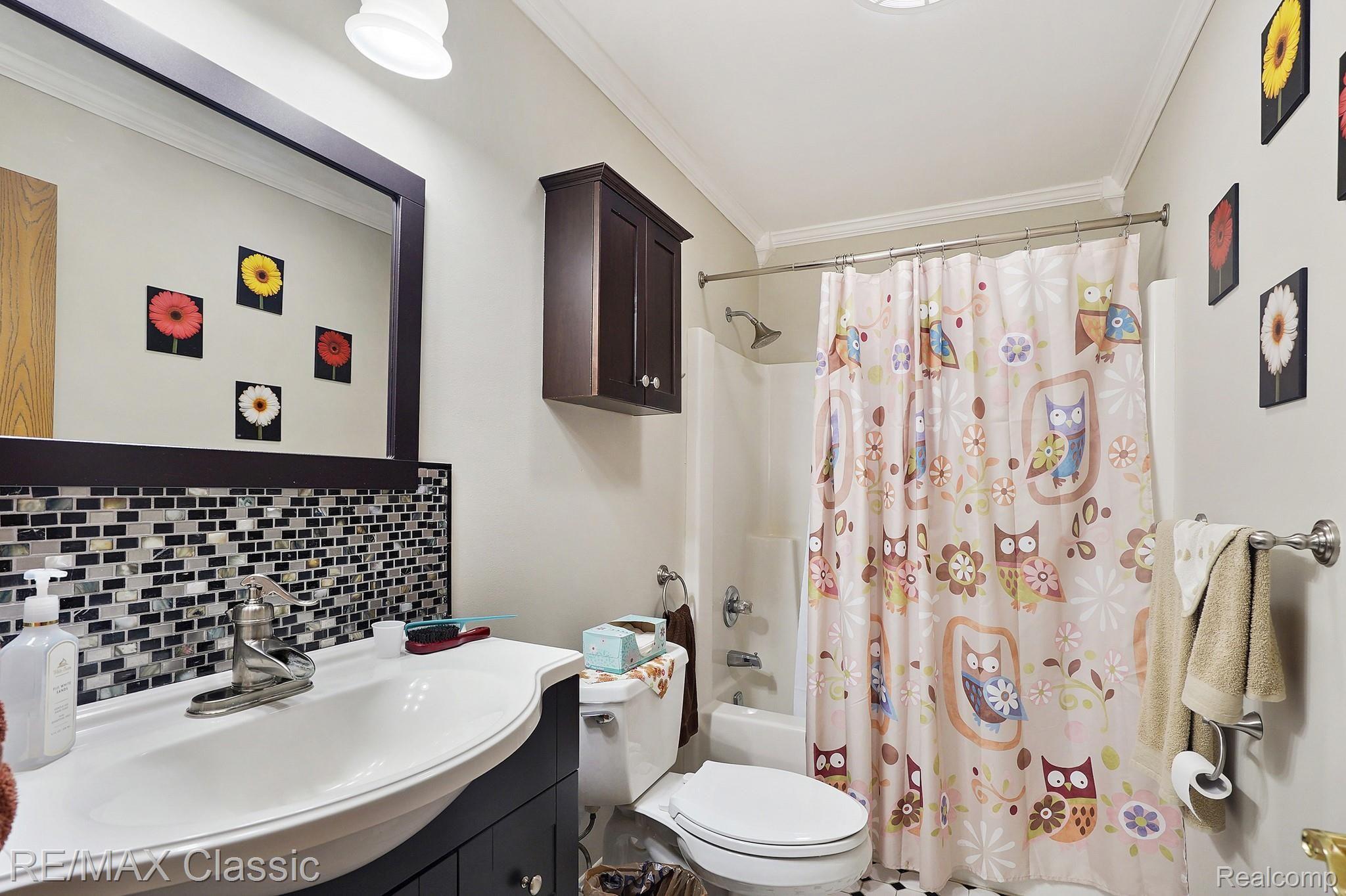 8530 Chinavare Road Newport, MI 48166 - Photo 29 of 34 Main Bathroom - Ceramic Tile Flooring