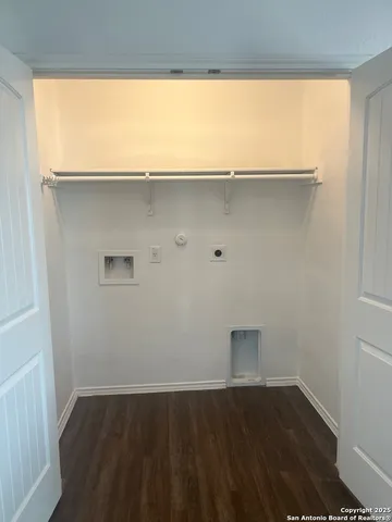 a view of utility room