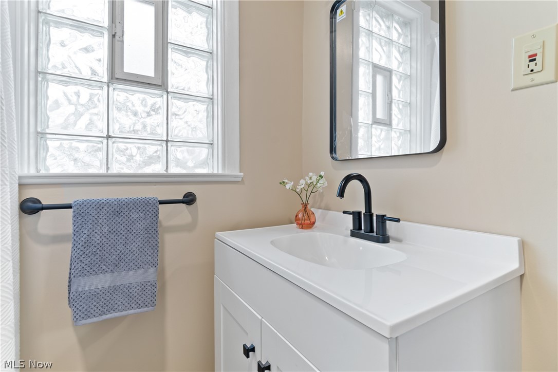 462 Spaulding Street Akron, OH 44310 - Photo 18 of 36 1st Floor full Bath