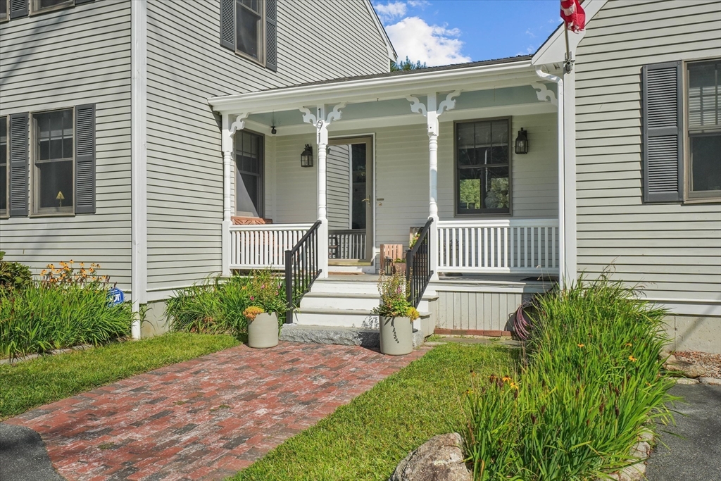 191 Hathaway Road Acushnet, MA 02743 - Photo 4 of 42 a front view of a house with garden