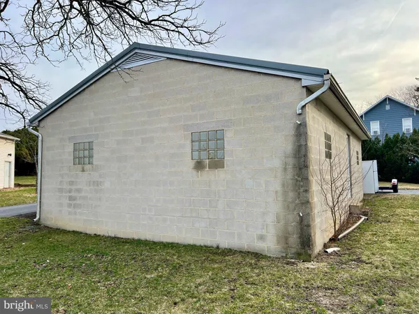 a view of a house with backyard