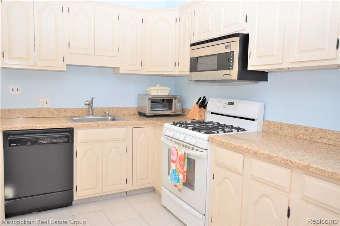 28646 Rollcrest Road Farmington, MI 48334 - Photo 8 of 16 Updated Kitchen with Granite Counter Tops.