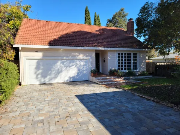 a view of a house with yard and plants