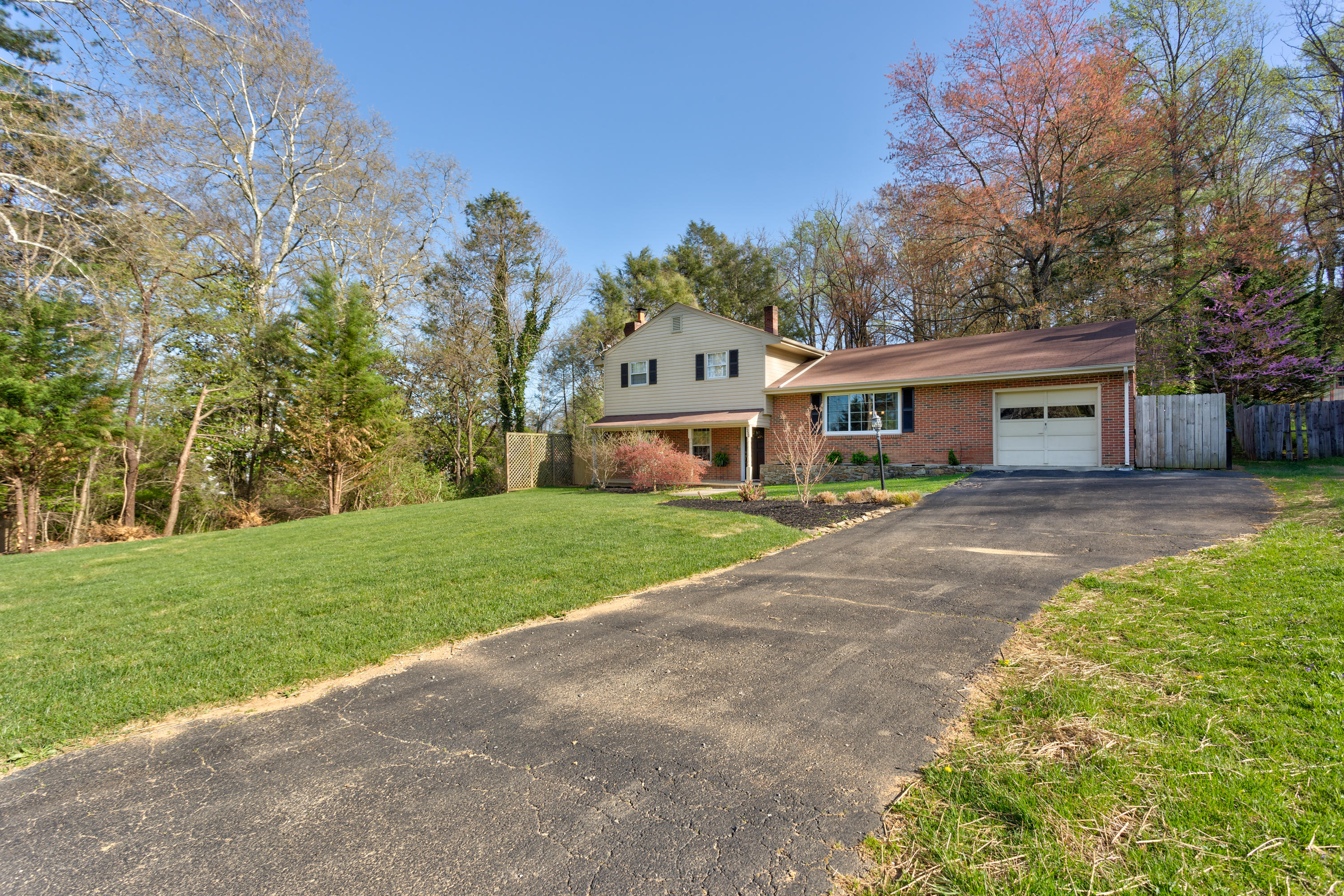 5232 Roselawn Road Roanoke, VA 24018 - Photo 3 of 31 Updated throughout