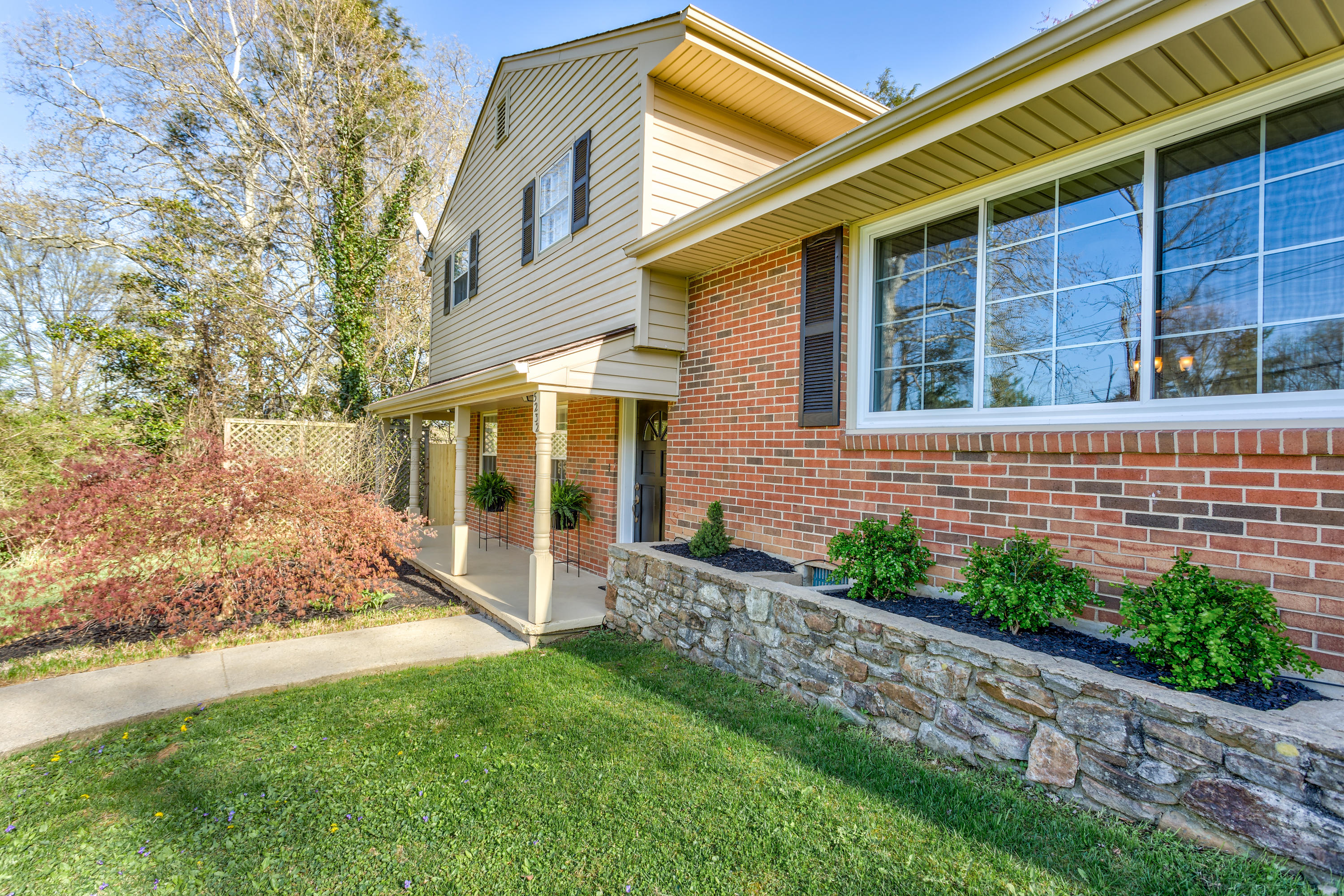 5232 Roselawn Road Roanoke, VA 24018 - Photo 10 of 31 Front entry