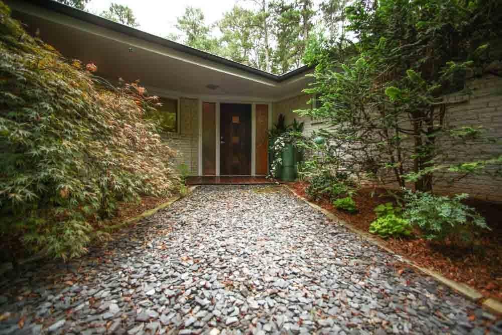 2913 Payton Road Northeast Atlanta, GA 30345 - Photo 1 of 1 This fully renovated, mid-century modern sits on a large, beautifully landscaped lot.