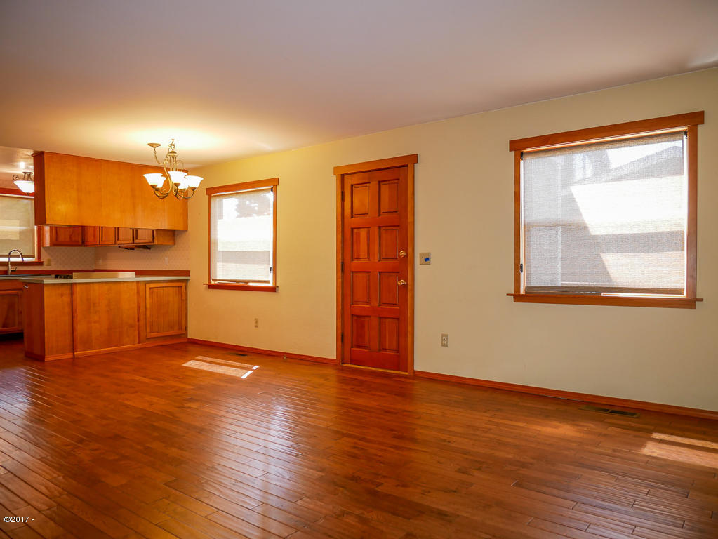 1037 Northwest Hurbert Street Newport, OR 97365 - Photo 4 of 37 Great Room