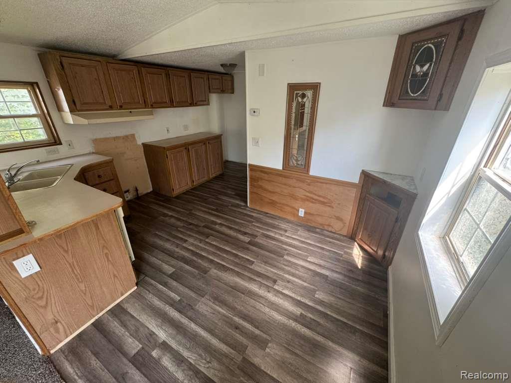 4404 Davison Road Burton, MI 48509 - Photo 9 of 17 9.jpeg