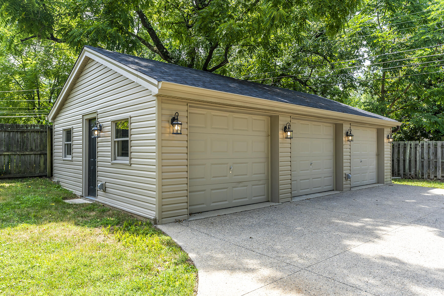 321 Sycamore Road Lexington, KY 40502 - Photo 8 of 82 Three car garage