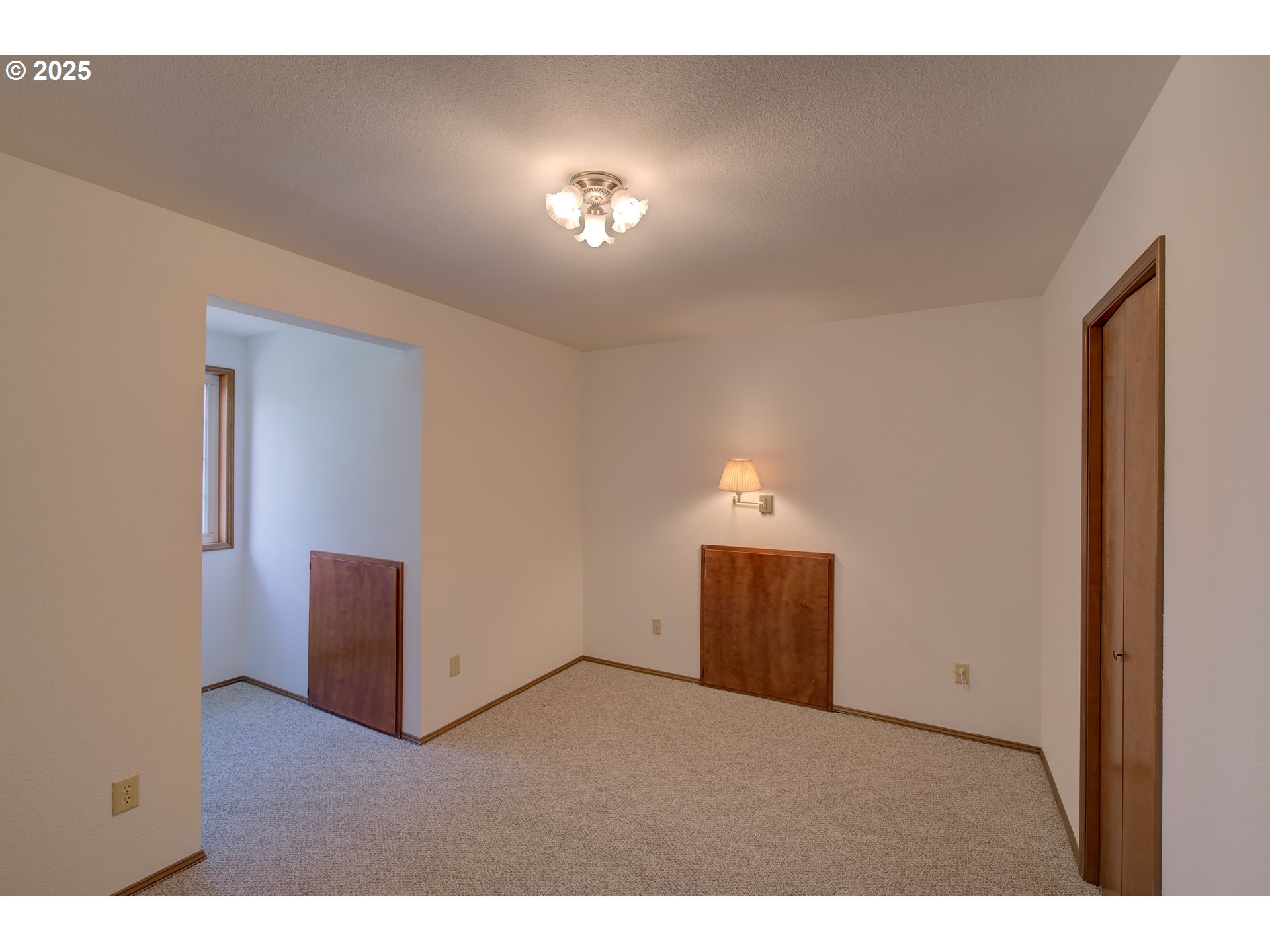 34009 Territory Road Oysterville, WA 98641 - Photo 30 of 39 a room with a workspace