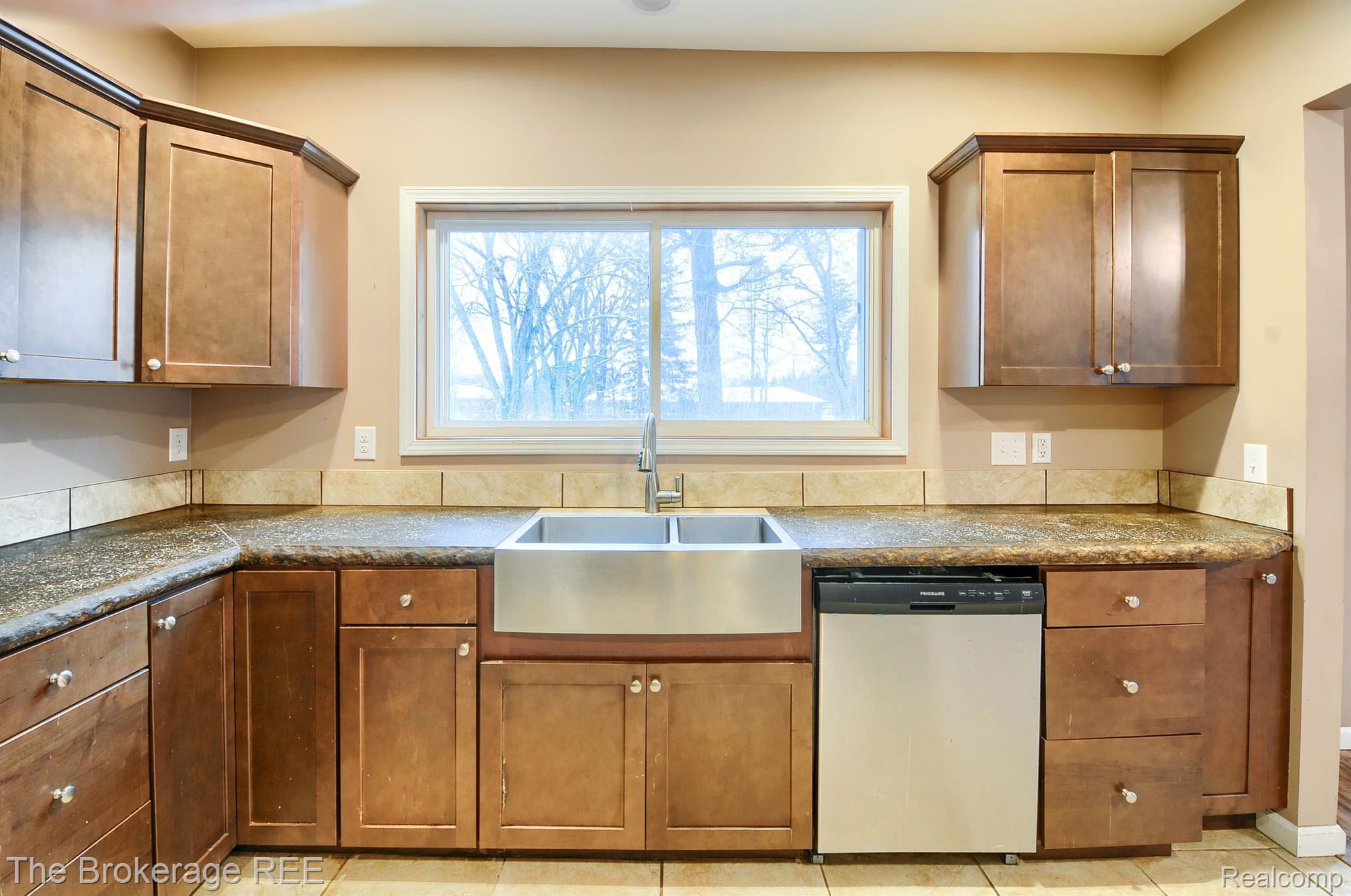 4047 South Center Road Burton, MI 48519 - Photo 7 of 48 Gallery Image 7
