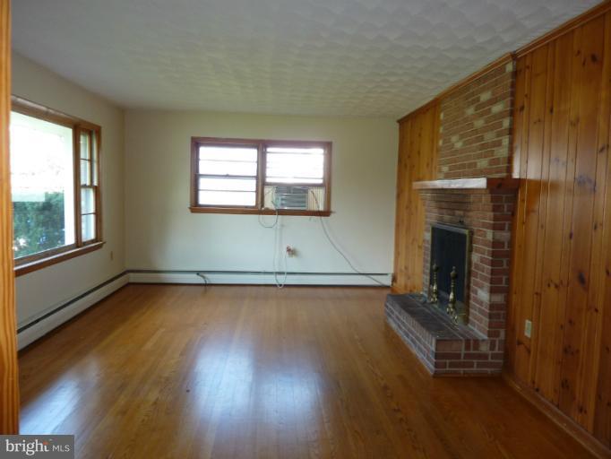 404 Beechcroft Road Winchester, VA 22601 - Photo 15 of 21 Living Room