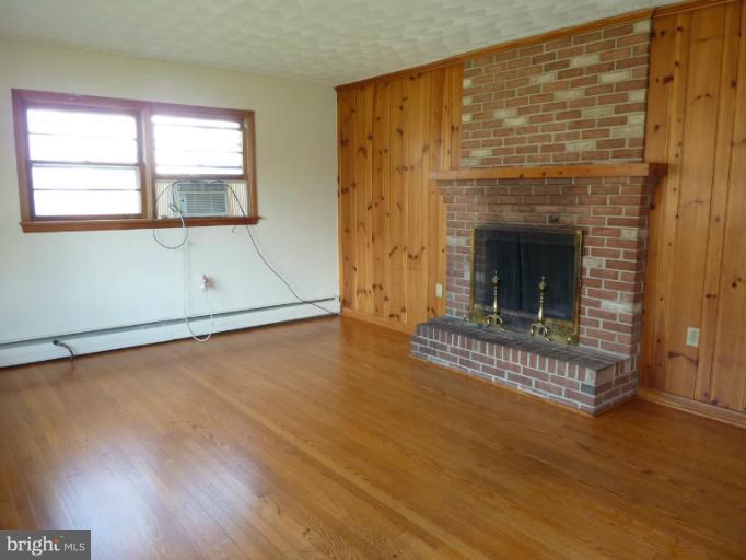 404 Beechcroft Road Winchester, VA 22601 - Photo 10 of 21 Living Room