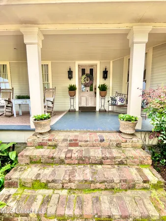 $325,000 | 205 West Georgetown Street, Crystal Springs, MS 39059