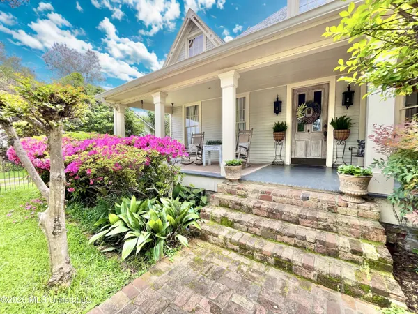 $325,000 | 205 West Georgetown Street, Crystal Springs, MS 39059