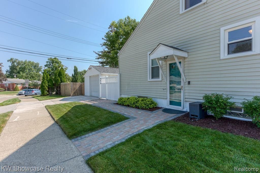 2738 Crooks Road Royal Oak, MI 48073 - Photo 3 of 25