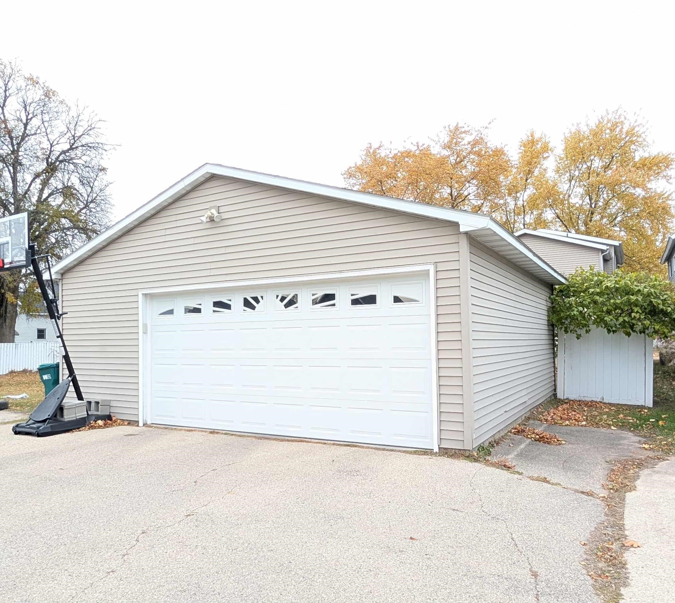 723 Water Street Marinette, WI 54143 - Photo 7 of 43