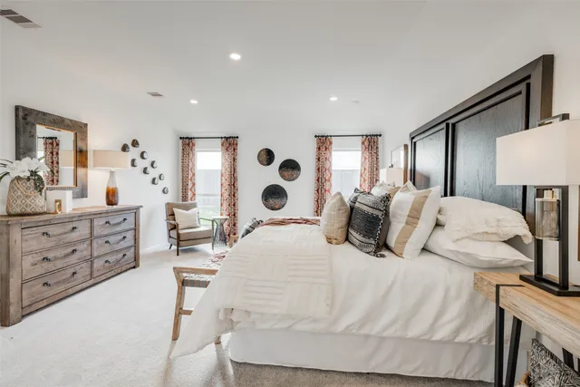 a en suite bathroom with double sink and shower