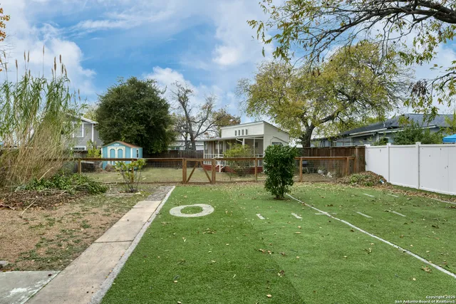 a view of a house with backyard